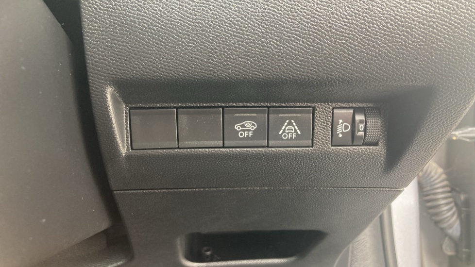 Peugeot 208 1.2 PureTech 100 Allure 5dr Petrol Hatchback - Image 30