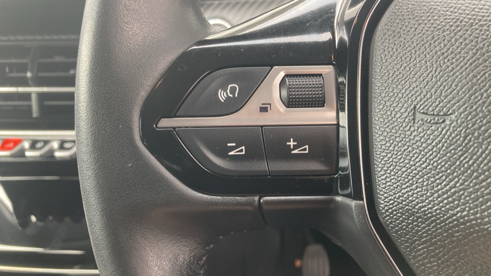 Peugeot 208 1.2 PureTech 100 Allure 5dr Petrol Hatchback - Image 36
