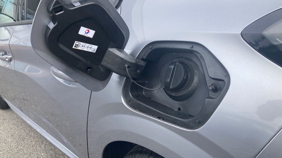 Peugeot 208 1.2 PureTech 100 Allure 5dr Petrol Hatchback - Image 43