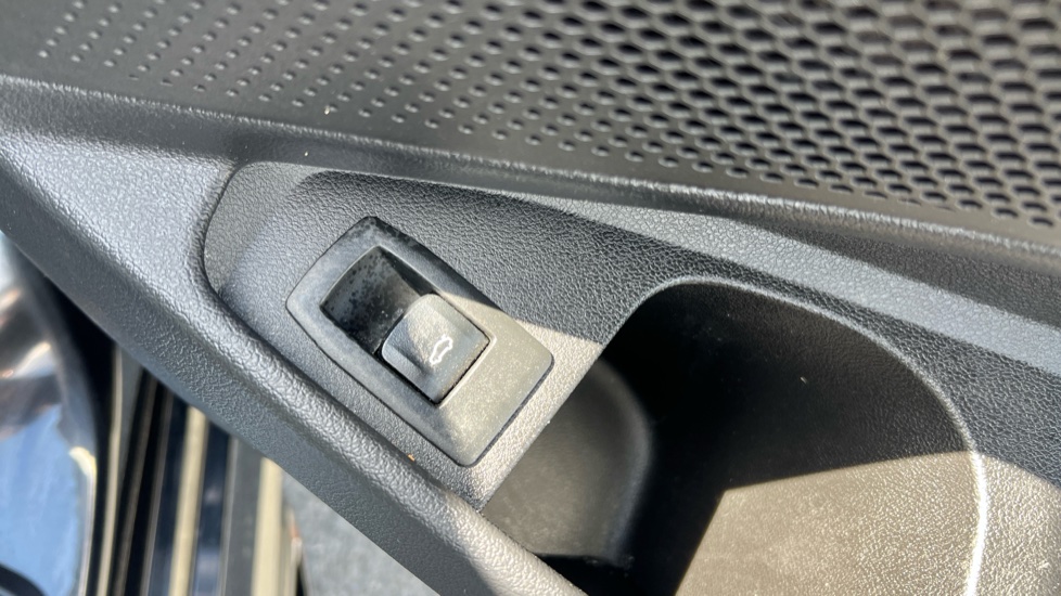 BMW 3 Series 320i xDrive M Sport 4dr Step Auto Petrol Saloon - Image 40
