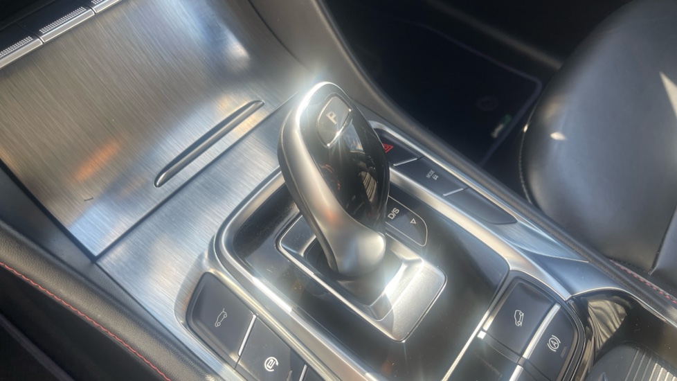 MG HS 1.5 T-GDI Trophy 5dr DCT Petrol Hatchback - Image 17