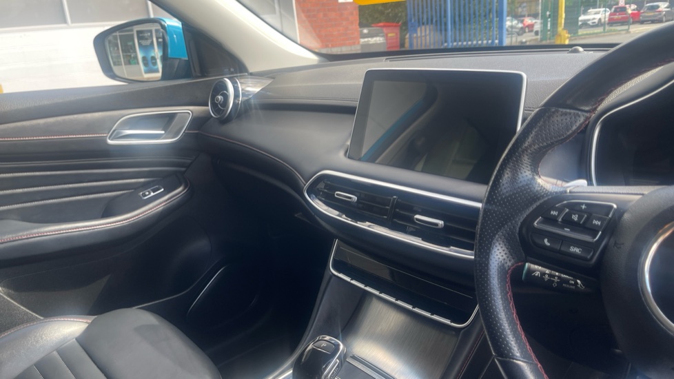 MG HS 1.5 T-GDI Trophy 5dr DCT Petrol Hatchback - Image 18