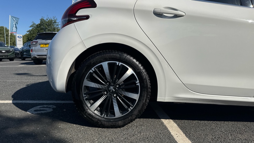 Peugeot 208 1.2 PureTech 82 Tech Edition 5dr [Start Stop] Petrol Hatchback - Image 7