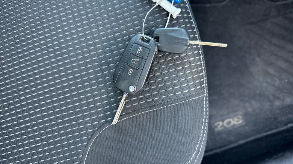 Peugeot 208 1.2 PureTech 82 Tech Edition 5dr [Start Stop] Petrol Hatchback - Image 8