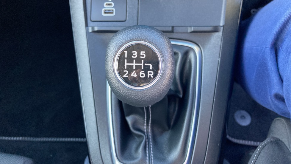 Ford Puma 1.0 EcoBoost Hybrid mHEV Titanium 5dr Petrol Hatchback - Image 37