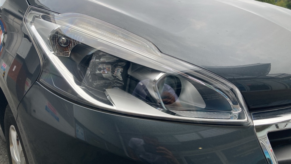 Peugeot 208 1.2 PureTech 82 Active 5dr Petrol Hatchback - Image 24