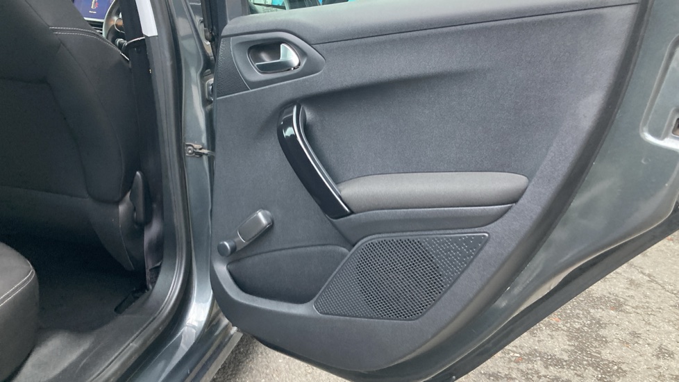 Peugeot 208 1.2 PureTech 82 Active 5dr Petrol Hatchback - Image 31