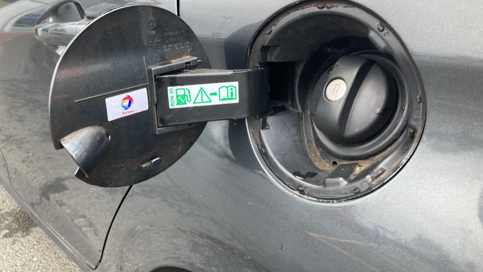 Peugeot 208 1.2 PureTech 82 Active 5dr Petrol Hatchback - Image 35