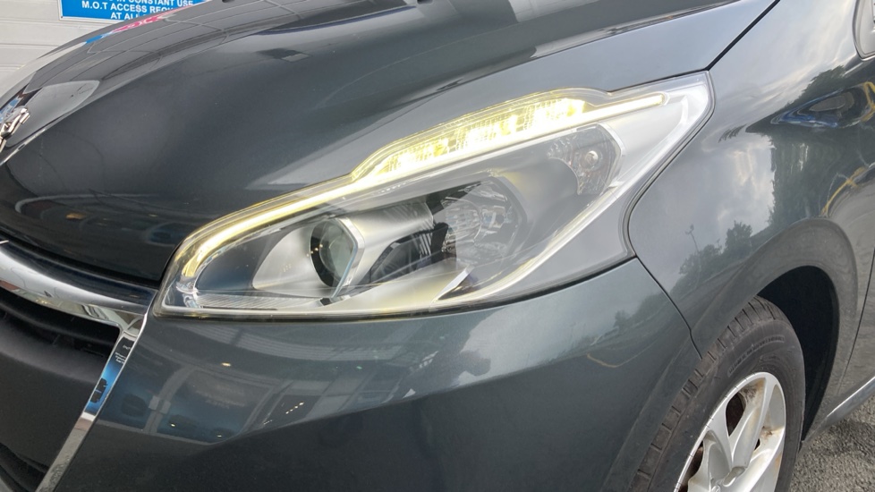 Peugeot 208 1.2 PureTech 82 Active 5dr Petrol Hatchback - Image 36