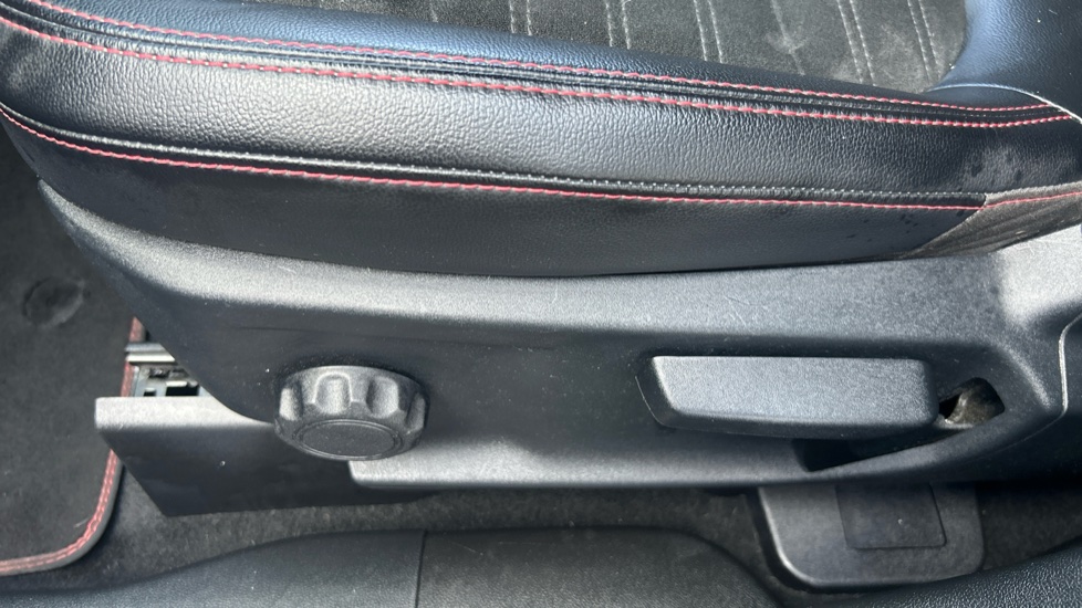 Ford Kuga 2.5 FHEV ST-Line X Edition 5dr CVT Hybrid Estate - Image 43