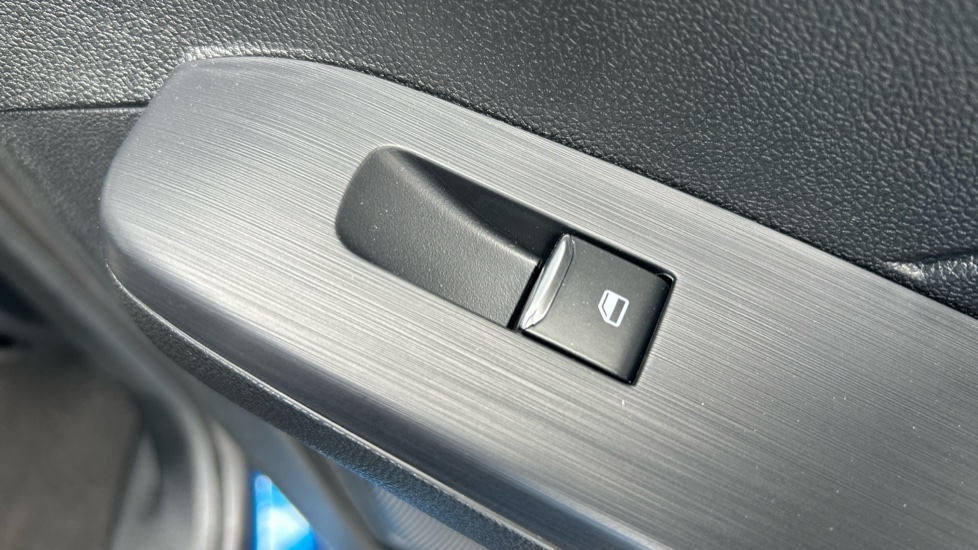 Ford Kuga 2.5 FHEV ST-Line X 5dr CVT Hybrid Estate - Image 35