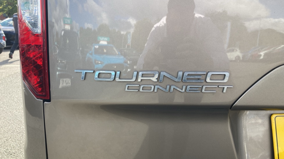 Ford Tourneo Connect 1.5 EcoBlue 120 Titanium 5dr Diesel Estate - Image 38