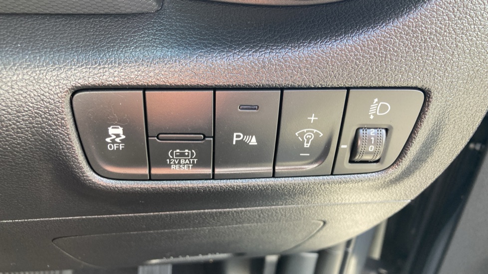 Hyundai KONA 1.6 GDi Hybrid Premium 5dr DCT Hybrid Hatchback - Image 32