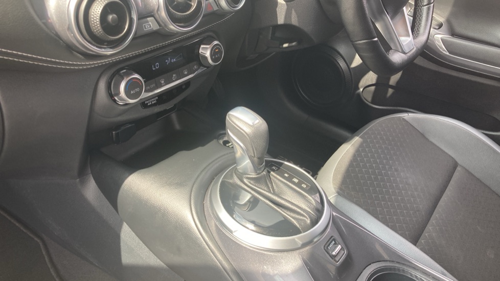 Nissan Juke 1.6 Hybrid N-Connecta 5dr Auto Hybrid Hatchback - Image 13