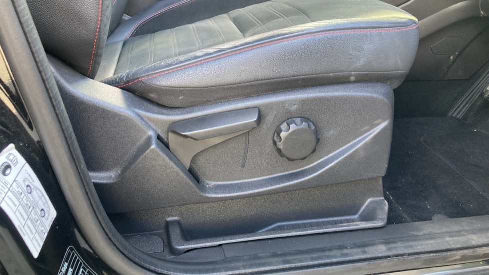 Ford Kuga 2.0 TDCi ST-Line 5dr 2WD Diesel Estate - Image 33