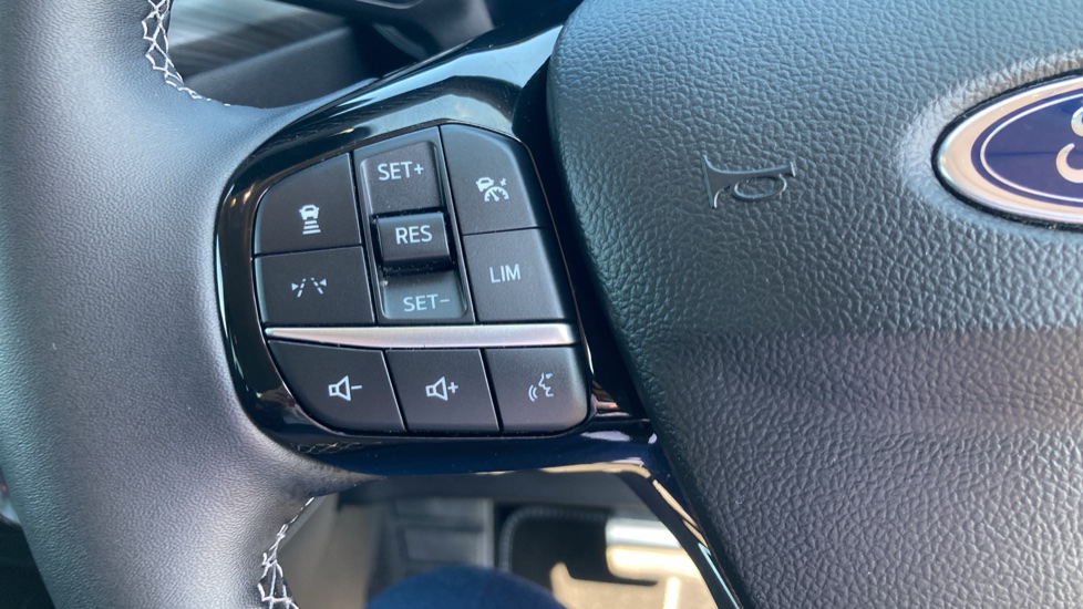 Ford Kuga 2.5 FHEV Active 5dr CVT Hybrid Estate - Image 32