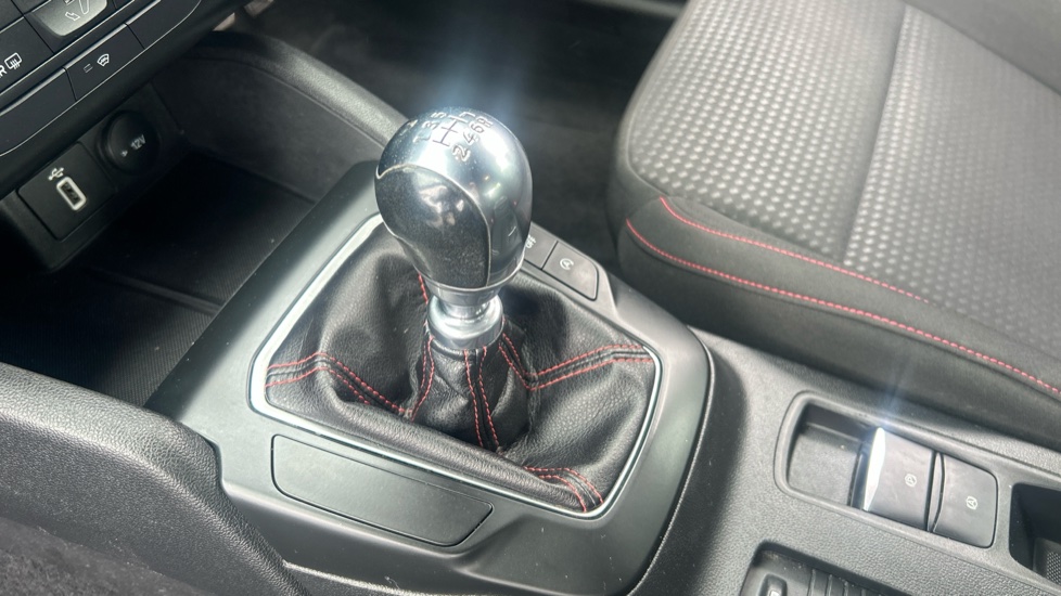 Ford Focus 1.0 EcoBoost 125 ST-Line 5dr Petrol Hatchback - Image 16