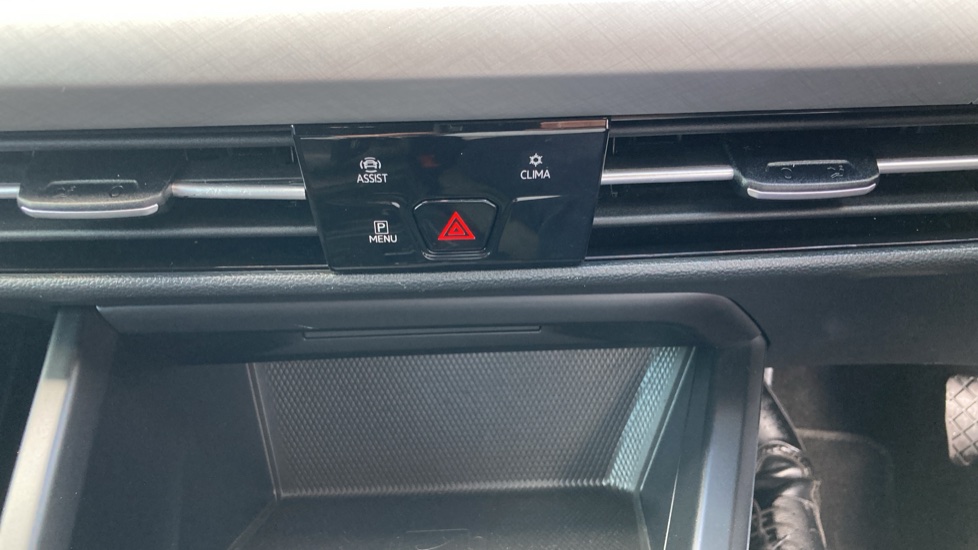 Volkswagen Golf 1.5 eTSI 150 Life 5dr DSG Petrol Hatchback - Image 35