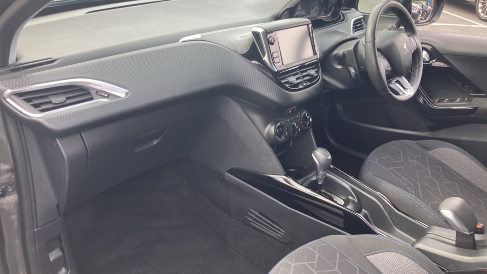 Peugeot 2008 1.2 PureTech 110 Signature 5dr EAT6 Petrol Estate - Image 12