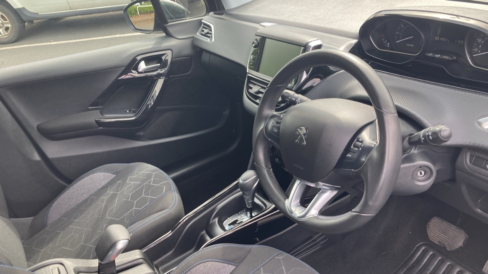 Peugeot 2008 1.2 PureTech 110 Signature 5dr EAT6 Petrol Estate - Image 14
