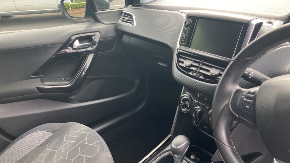 Peugeot 2008 1.2 PureTech 110 Signature 5dr EAT6 Petrol Estate - Image 17