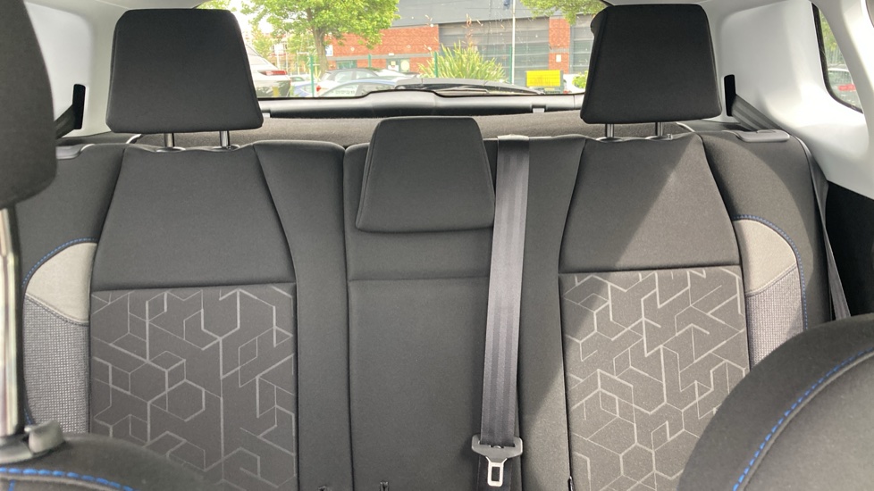 Peugeot 2008 1.2 PureTech 110 Signature 5dr EAT6 Petrol Estate - Image 18