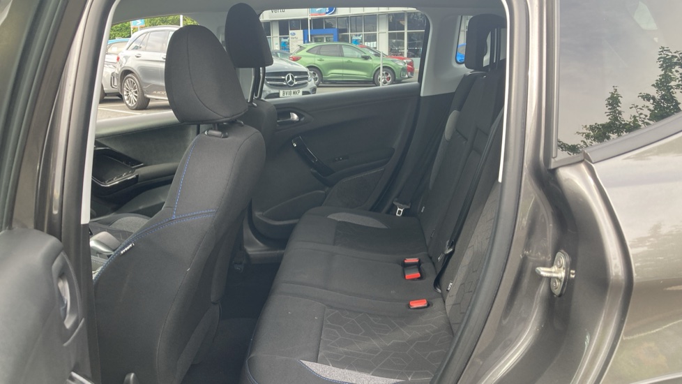 Peugeot 2008 1.2 PureTech 110 Signature 5dr EAT6 Petrol Estate - Image 19