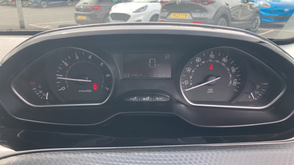 Peugeot 2008 1.2 PureTech 110 Signature 5dr EAT6 Petrol Estate - Image 21