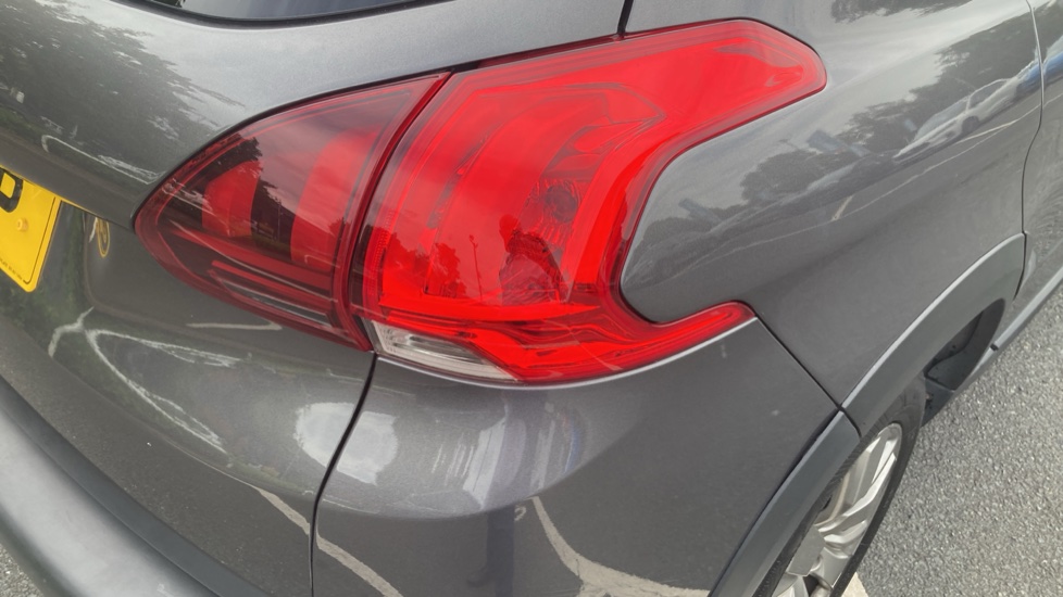 Peugeot 2008 1.2 PureTech 110 Signature 5dr EAT6 Petrol Estate - Image 27