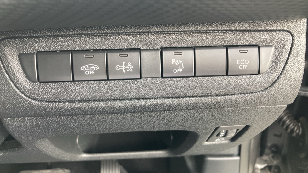 Peugeot 2008 1.2 PureTech 110 Signature 5dr EAT6 Petrol Estate - Image 31