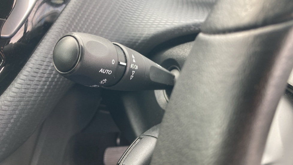 Peugeot 2008 1.2 PureTech 110 Signature 5dr EAT6 Petrol Estate - Image 33