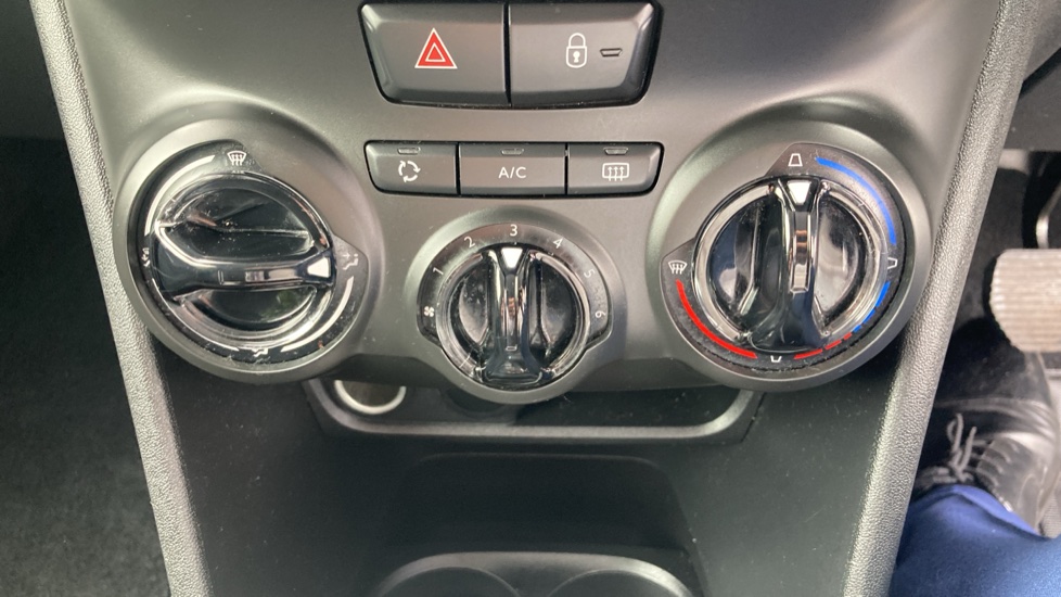 Peugeot 2008 1.2 PureTech 110 Signature 5dr EAT6 Petrol Estate - Image 34