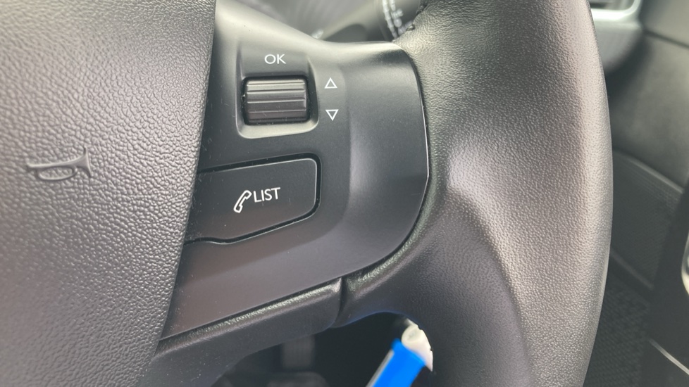 Peugeot 2008 1.2 PureTech 110 Signature 5dr EAT6 Petrol Estate - Image 39