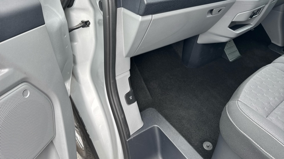 Ford Tourneo Custom 340 L1 Petrol Fwd 2.5 PHEV 232ps H1 Titanium 8 seater Auto - Image 30