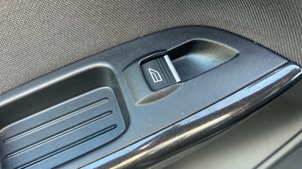 Ford Focus 1.0 EcoBoost 125 Titanium 5dr Petrol Hatchback - Image 40