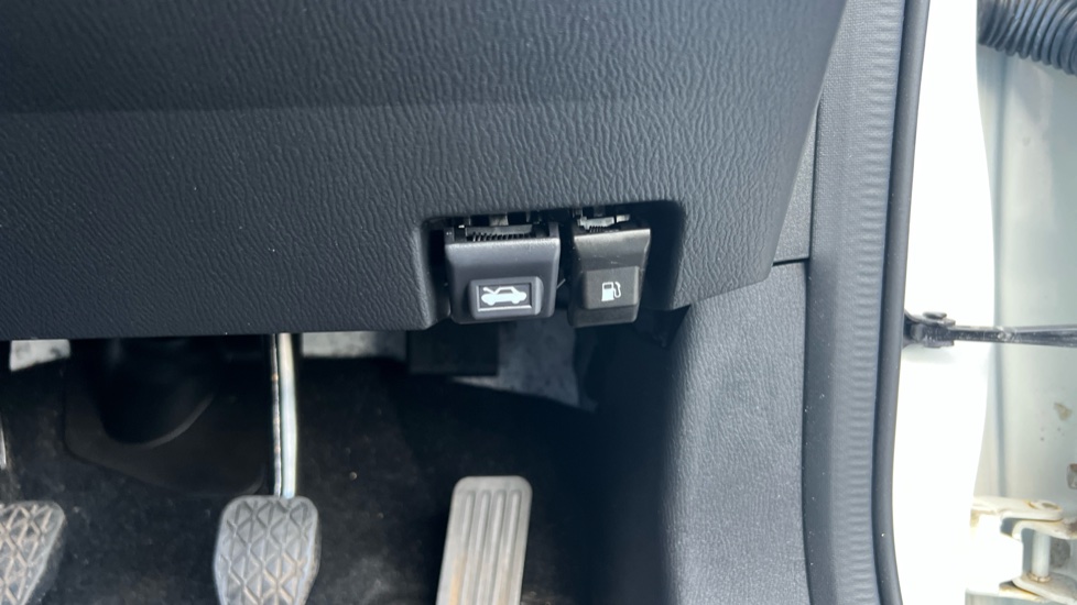 Mazda 2 1.5 e-Skyactiv G MHEV SE-L 5dr Petrol Hatchback - Image 38