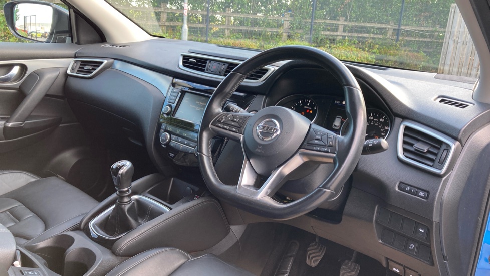 Nissan Qashqai 1.3 DiG-T N-Motion 5dr Petrol Hatchback - Image 11
