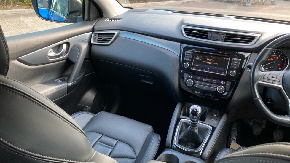 Nissan Qashqai 1.3 DiG-T N-Motion 5dr Petrol Hatchback - Image 14