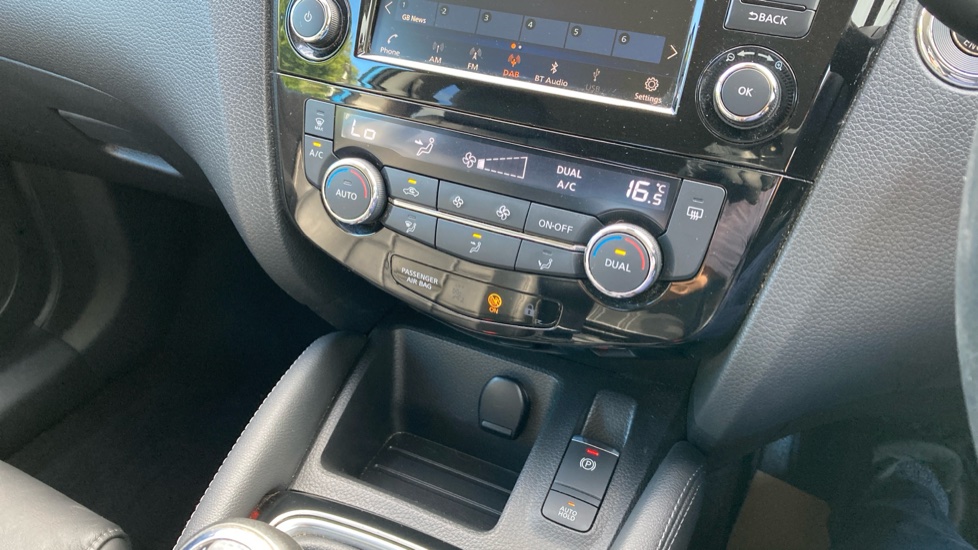 Nissan Qashqai 1.3 DiG-T N-Motion 5dr Petrol Hatchback - Image 23