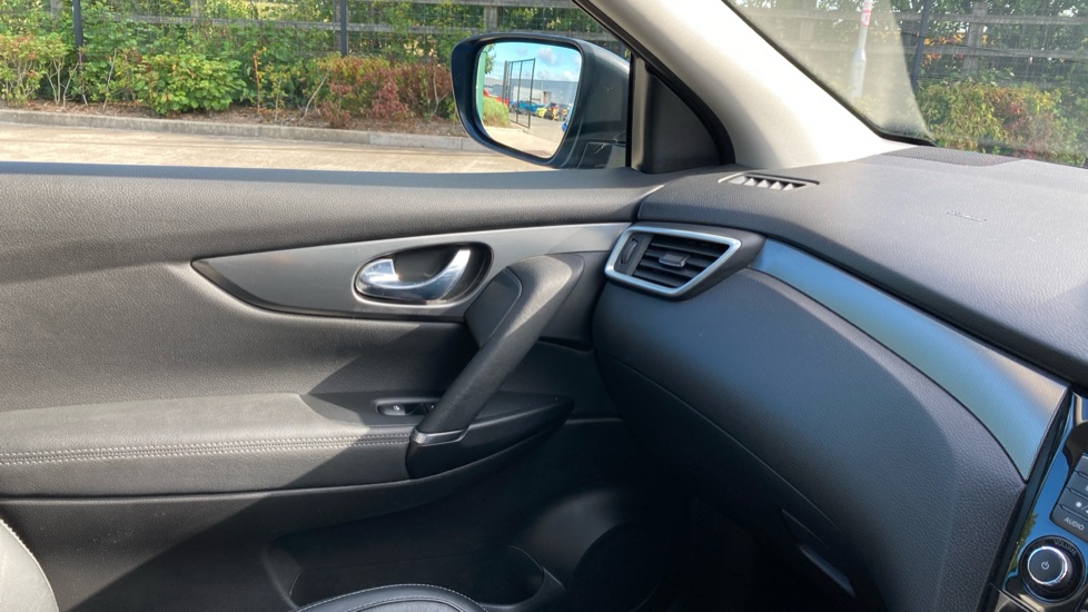Nissan Qashqai 1.3 DiG-T N-Motion 5dr Petrol Hatchback - Image 25