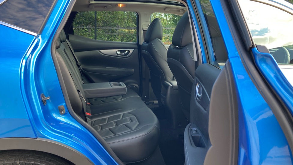 Nissan Qashqai 1.3 DiG-T N-Motion 5dr Petrol Hatchback - Image 35