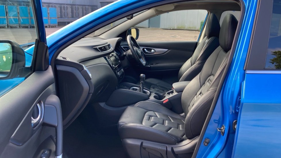 Nissan Qashqai 1.3 DiG-T N-Motion 5dr Petrol Hatchback - Image 40