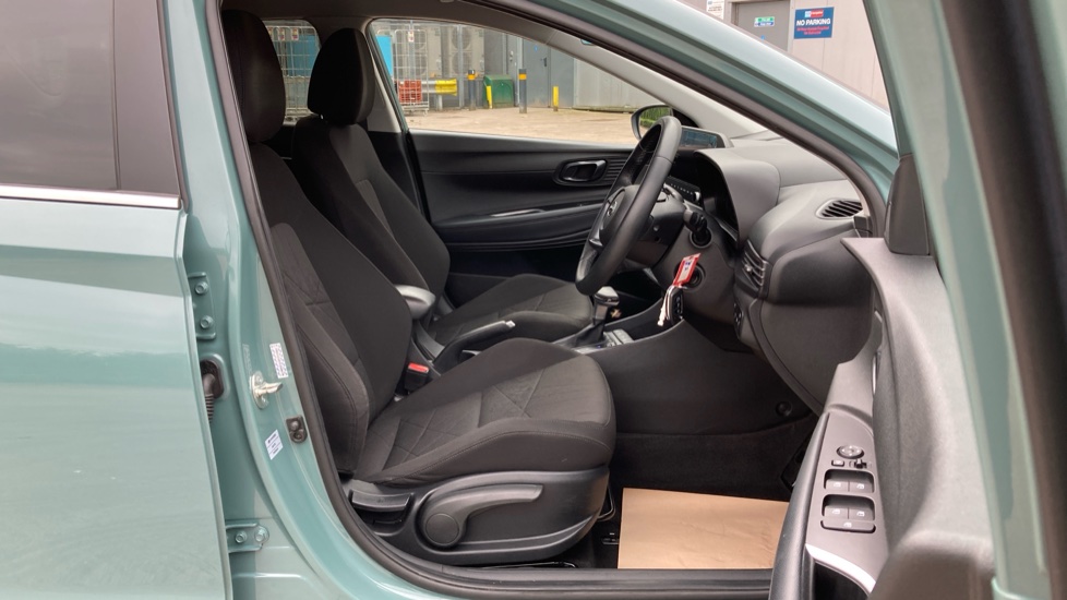 Hyundai BAYON 1.0 TGDi 48V MHEV Premium 5dr DCT Petrol Hatchback - Image 30