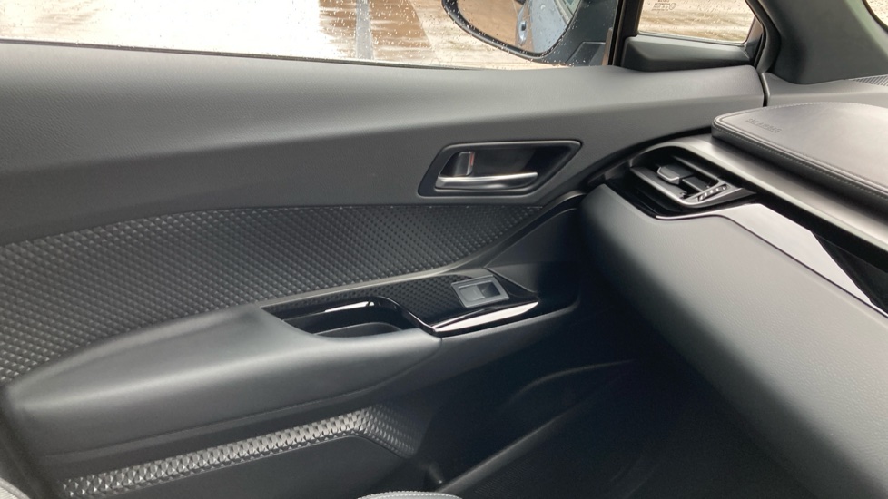 Toyota C-HR 2.0 Hybrid Design 5dr CVT Hybrid Hatchback - Image 25