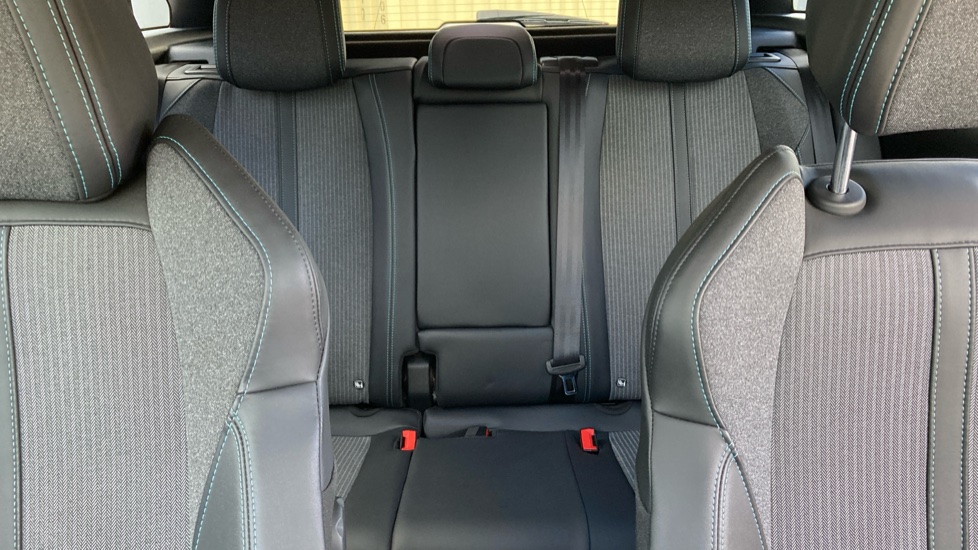 Peugeot 3008 1.2 PureTech Allure Premium 5dr Petrol Estate - Image 15