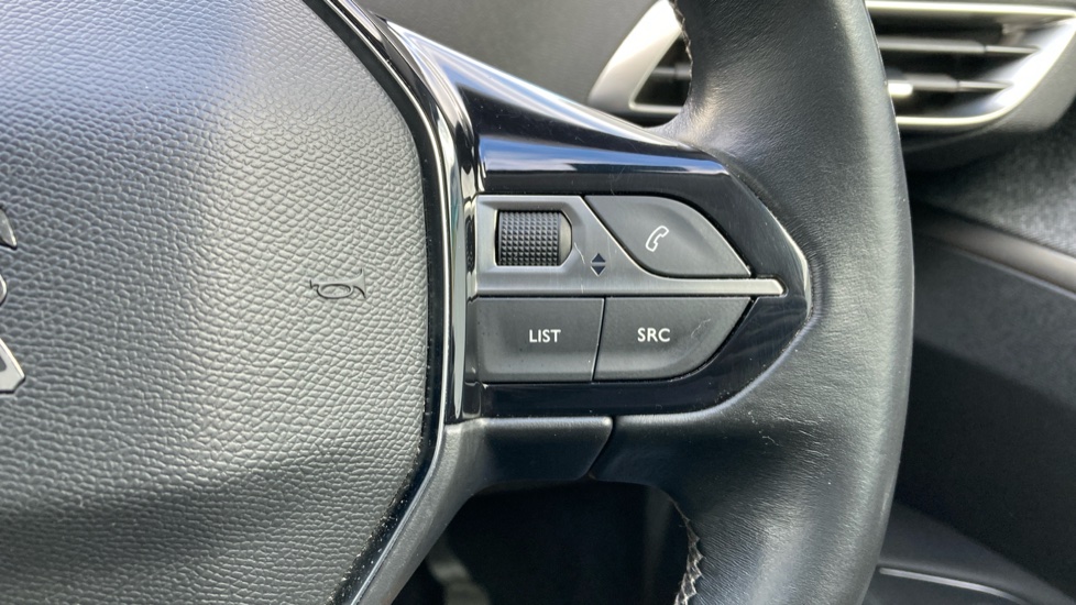 Peugeot 3008 1.2 PureTech Allure Premium 5dr Petrol Estate - Image 22