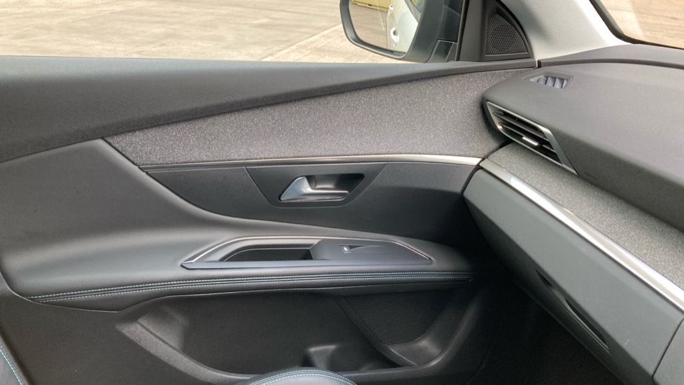 Peugeot 3008 1.2 PureTech Allure Premium 5dr Petrol Estate - Image 25