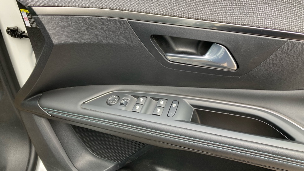 Peugeot 3008 1.2 PureTech Allure Premium 5dr Petrol Estate - Image 29