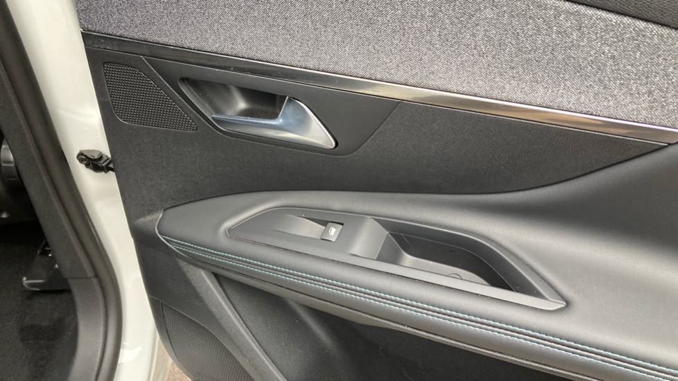 Peugeot 3008 1.2 PureTech Allure Premium 5dr Petrol Estate - Image 31