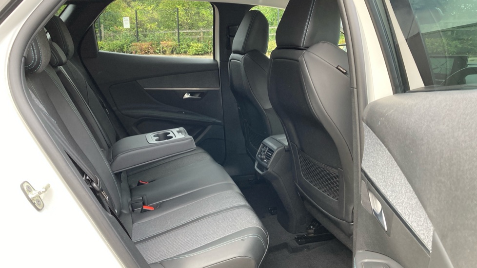 Peugeot 3008 1.2 PureTech Allure Premium 5dr Petrol Estate - Image 33